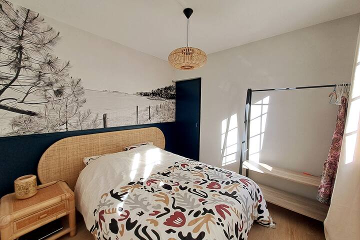 1号卧室，可欣赏南花园景观。