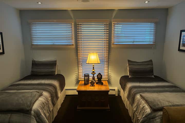 Dormitorio de invitados #1. Hay un televisor a la izquierda y una silla cómoda a la derecha que no puedes ver en la foto.