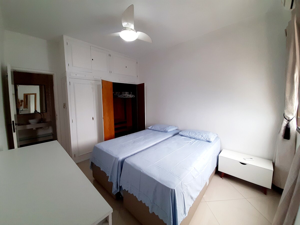 חדר 1 עם שתי מיטות יחיד שיחד יכולים ליצור מיטת קווין סייז.  יש מאוורר תקרה ומיזוג.