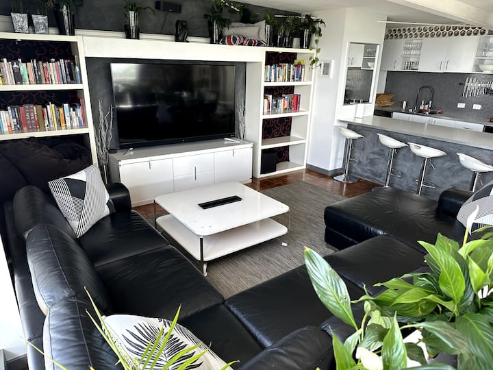 HUGE PENTHOUSE - ISOLATE IN COMFORT & WORK AT HOME