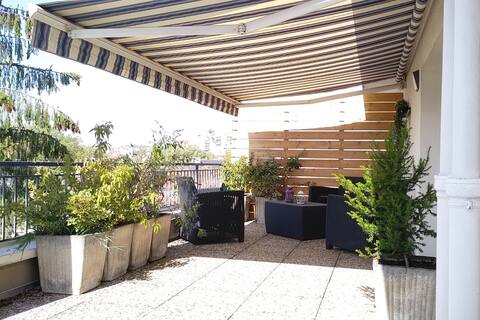 Top performing Airbnb: Gîte Bons Amis — 2 bedrooms, 70 m², parking, large terrace. in Faubourg Sud