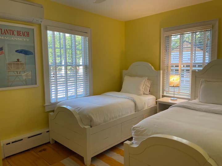 Chumba cha kulala cha pili kwenye ghorofa ya kwanza.  Kuna kabati kubwa la nguo  na kila kitanda kina droo za kuhifadhia chini. Inafaa kwa watoto au wanandoa.