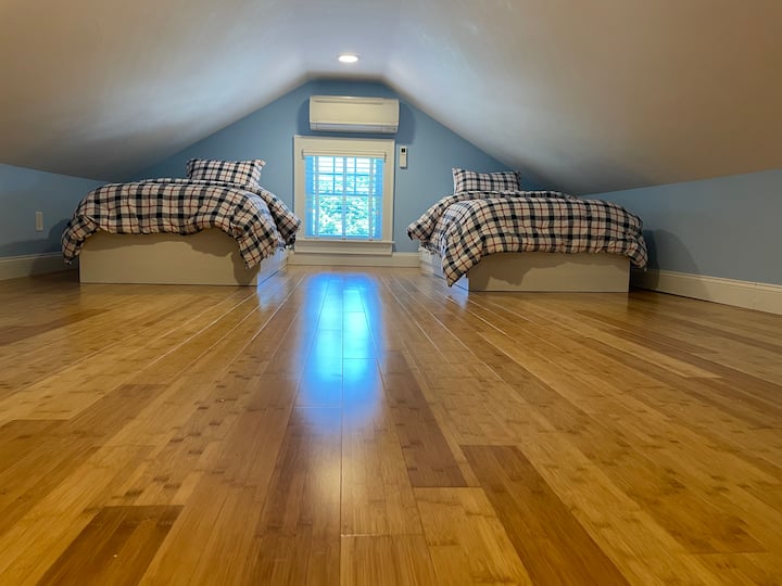 Roshani ya juu iliyo wazi ya kulala.  Hii ni pamoja na vyumba viwili vya kulala kwenye ghorofa ya kwanza.  Vitanda viwili vizuri pacha na maeneo tofauti ya AC.