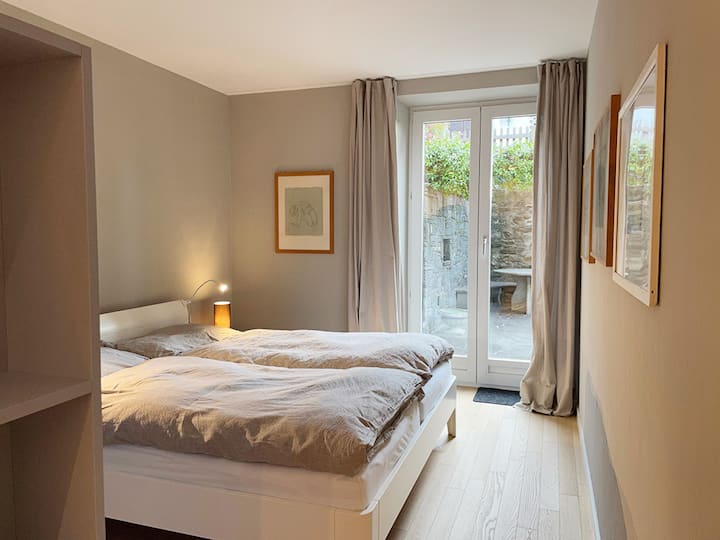 Dormitorio grande con cama tamaño queen.