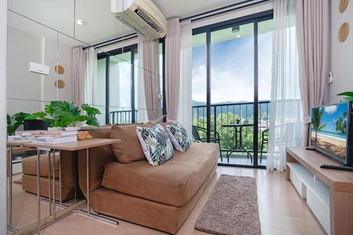 Მისაღები ოთახი კაშკაშა მზიან დღეს.