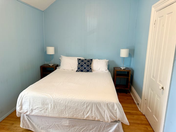 En verano, el dormitorio más pequeño tiene una unidad de aire acondicionado.