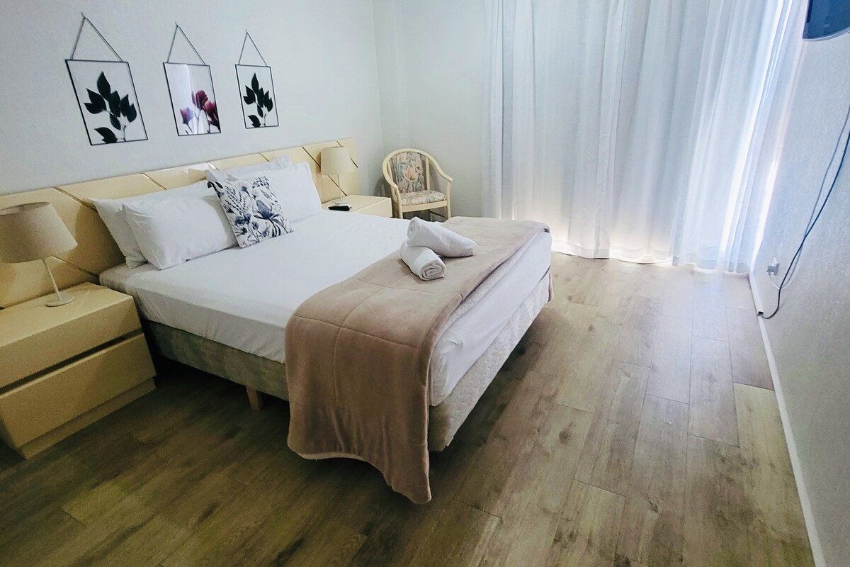 Chambre principale avec suffisamment d'espace 
