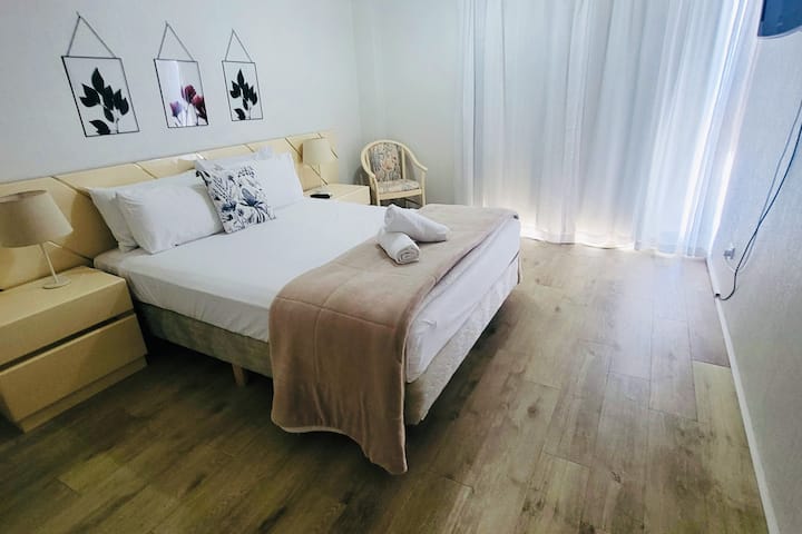 ห้องนอนใหญ่มีพื้นที่กว้างขวาง 
