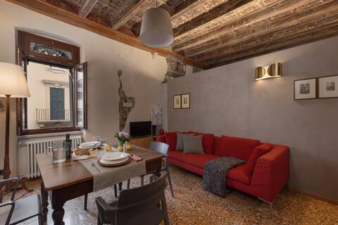 Top performing Airbnb: Elegant with frescoes and balcony in Verona