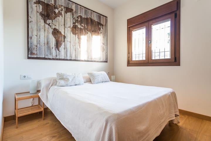 2º quarto: "The World" Quarto duplo com duto de ar condicionado. Janela de PVC de nogueira ostivatient, bolo flutuante e armário de  2,20 x 2,40m2.