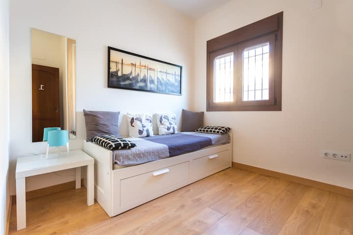 1º cômodo: "ưZia "Quarto duplo com duto de ar condicionado. Janela de PVC de nogueira ostivatient, bolo flutuante e armário de 2,00 x 2,40m2.