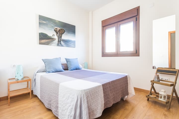 3º quarto: "ThayLAnd". Quarto duplo com duto de ar condicionado. Janela de PVC de nogueira ostivatient, palete flutuante e armário de 2 x 2,40
