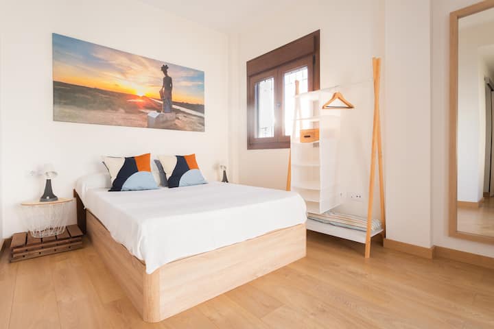 4º quarto: "Melkart". Quarto duplo com varanda privativa, acesso direto à piscina e ar condicionado. Janela Nogal de PVC Osclobatient, Paseo Flutuante, Banheiro Privado e Vestiário Externo.  14 m2