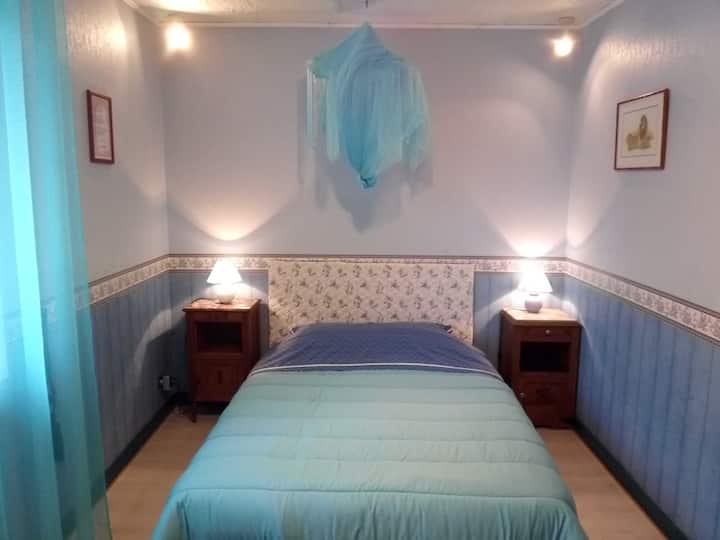 غرفة النوم 3 ( الطابق العلوي )  مع سرير أطفال مع حانات 