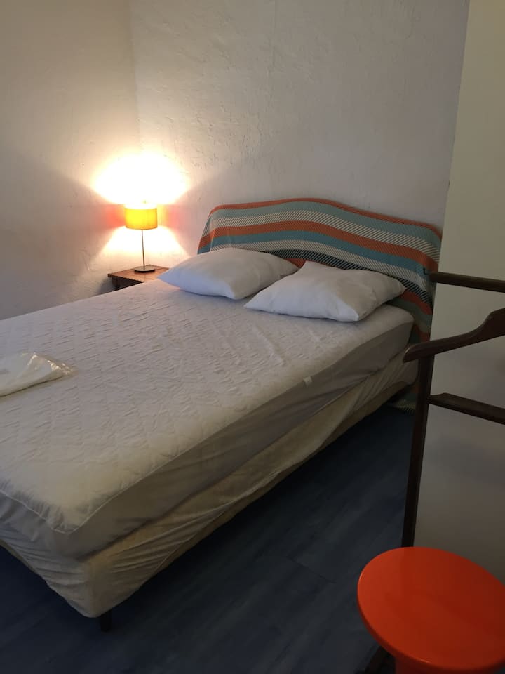 dhomë gjumi 3 / kati
1 krevat 140
