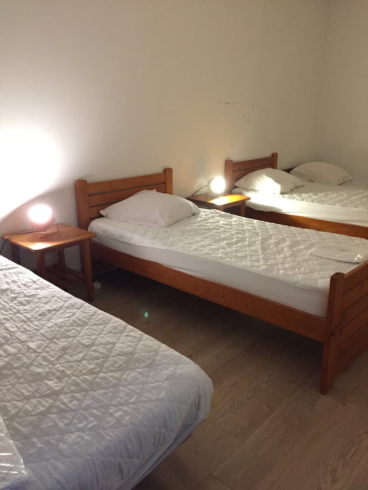 dhomë gjumi 4 / kat
1 krevat 140 + 3 krevate 90