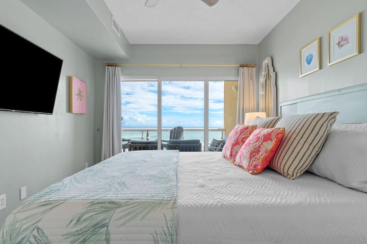 Beautiful decor Master suite, features a flat screen TV, Private Bath, Balcony access and Beautiful Gulf Views