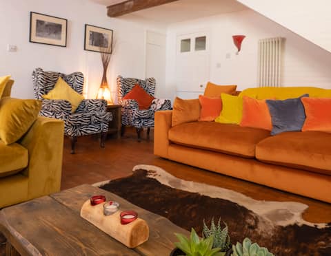 Popular Airbnb listing: Benbow Cottage, Blakeney: a few steps from the sea in Blakeney