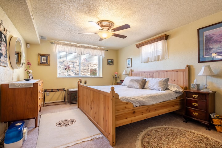 Главната спална соба има брачен кревет (широк 150-179 см) со душек од 100% латекс за кој нашите гости се воодушевени... сите постелнини се без пердуви, па не грижете се ако имате алергии.