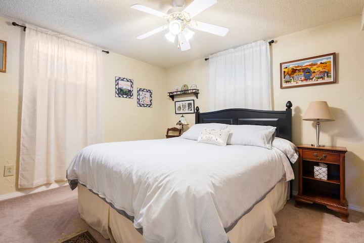 Друг поглед на брачниот кревет (широк 150-179 см) во втората спална соба.