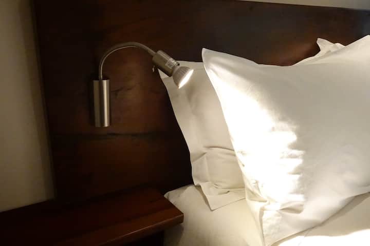 Matandiko katika The Churchill ni kipengele chetu kikuu. Vitanda vizuri sana, kitani cha juu na chini ya duvets. Matandiko hubadilishwa kila baada ya siku 5 kwa wageni wanaokaa muda mrefu.