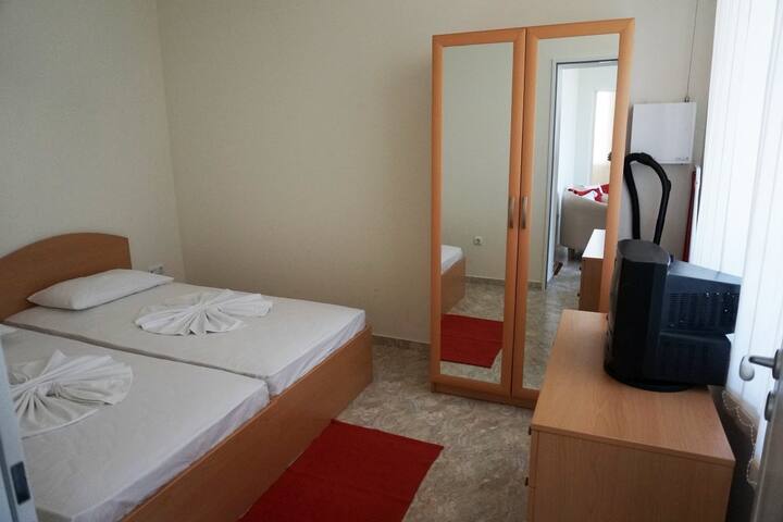 Primer dormitorio con dos camas