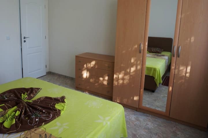 Tercer dormitorio con cama doble en el primer piso