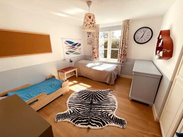 room with junior bed and a 1 persons bed.