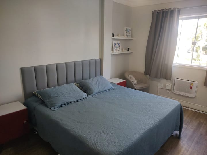 Главна спалня с двойно легло и климатик