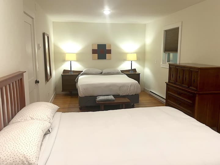 غرفة نوم كبيرة بسرير ملكي وسرير كامل