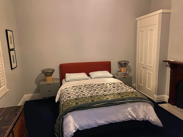 غرفة نوم ثالثة كبيرة مع تدفئة وتبريد بدورة فوجيتسو العكسية الجديدة، بما في ذلك أردية واسعة مدمجة.