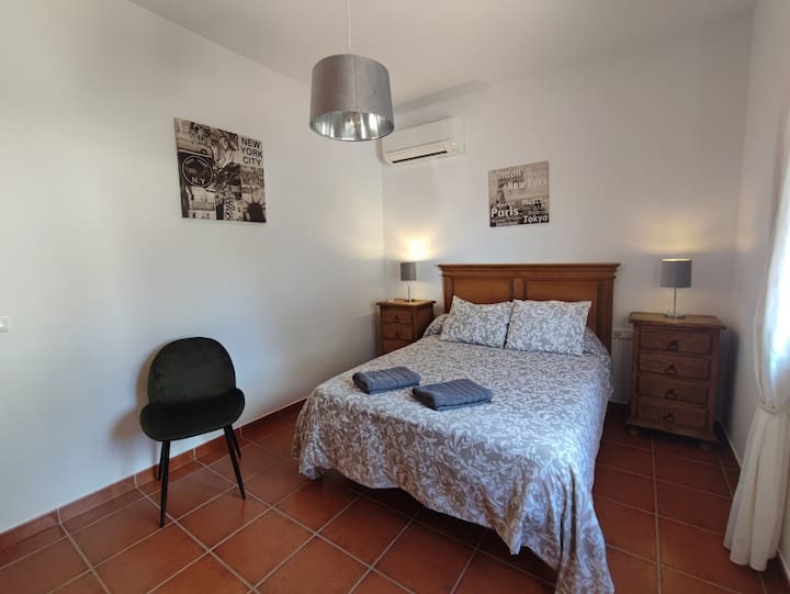 Amplia habitación en la planta baja con cama.