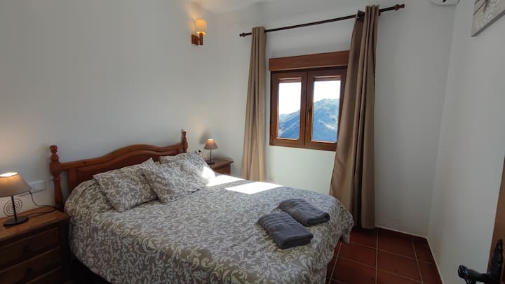 Dormitorio del apartamento con cama doble.