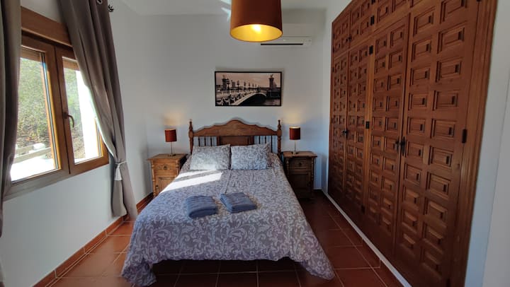 Dormitorio que conduce a un amplio pasillo.