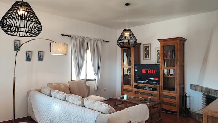 Acogedora sala de estar con chimenea para las noches más frescas. 