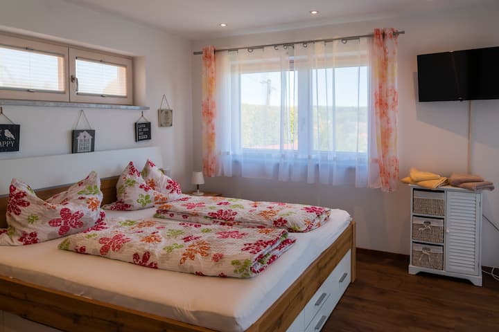 Dormitorio nuevo con TV