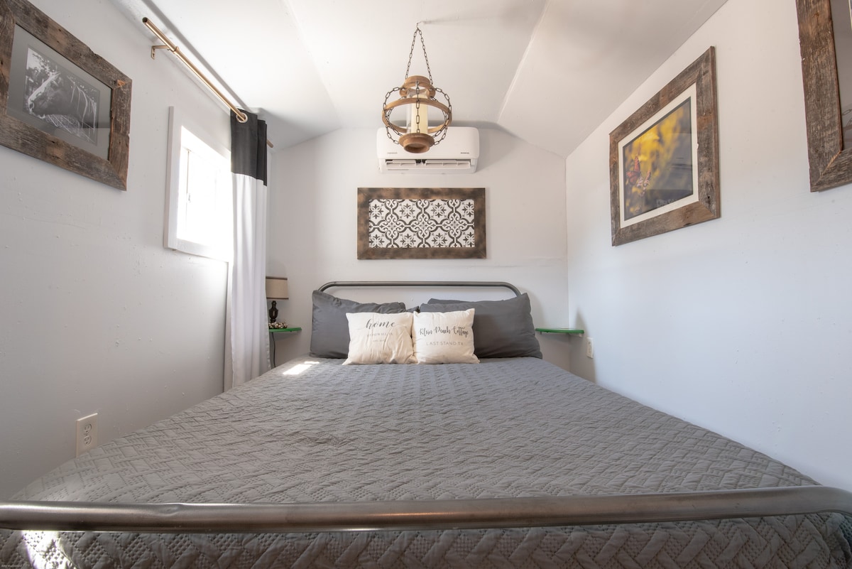 Equipped with a queen bed