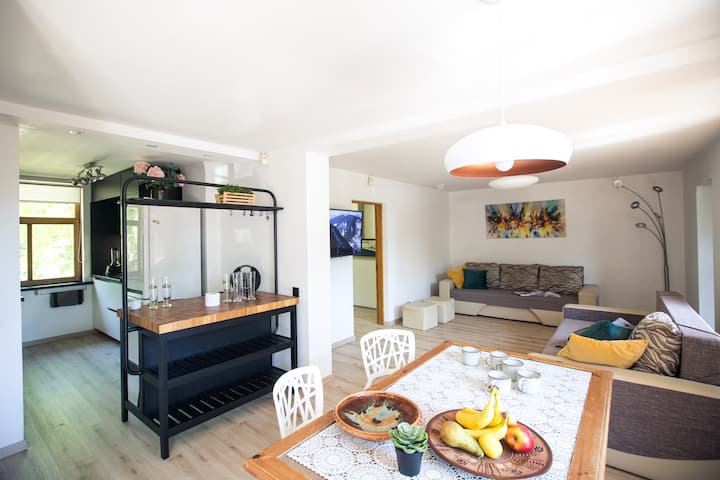 Comedor con el espacio común y la cocina, justo al lado de la terraza, en la planta superior.