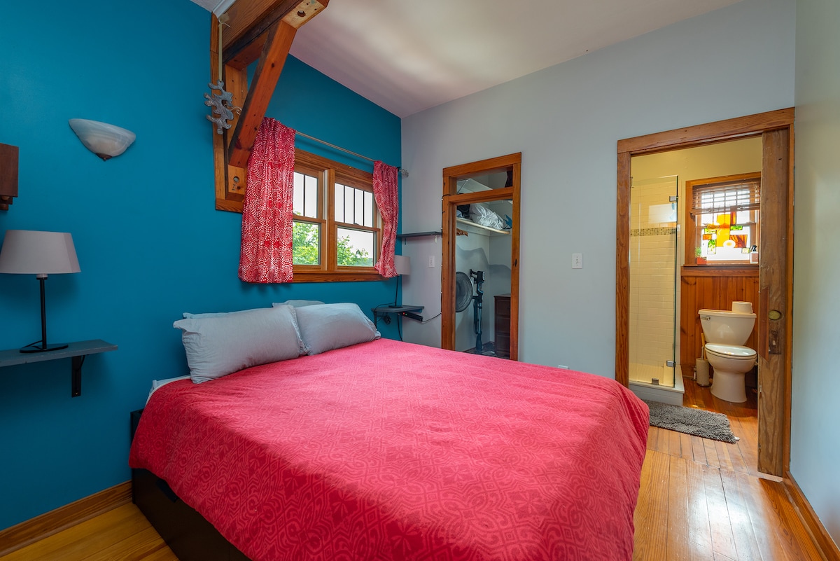 Spálňa na poschodí s vlastnou kúpeľňou