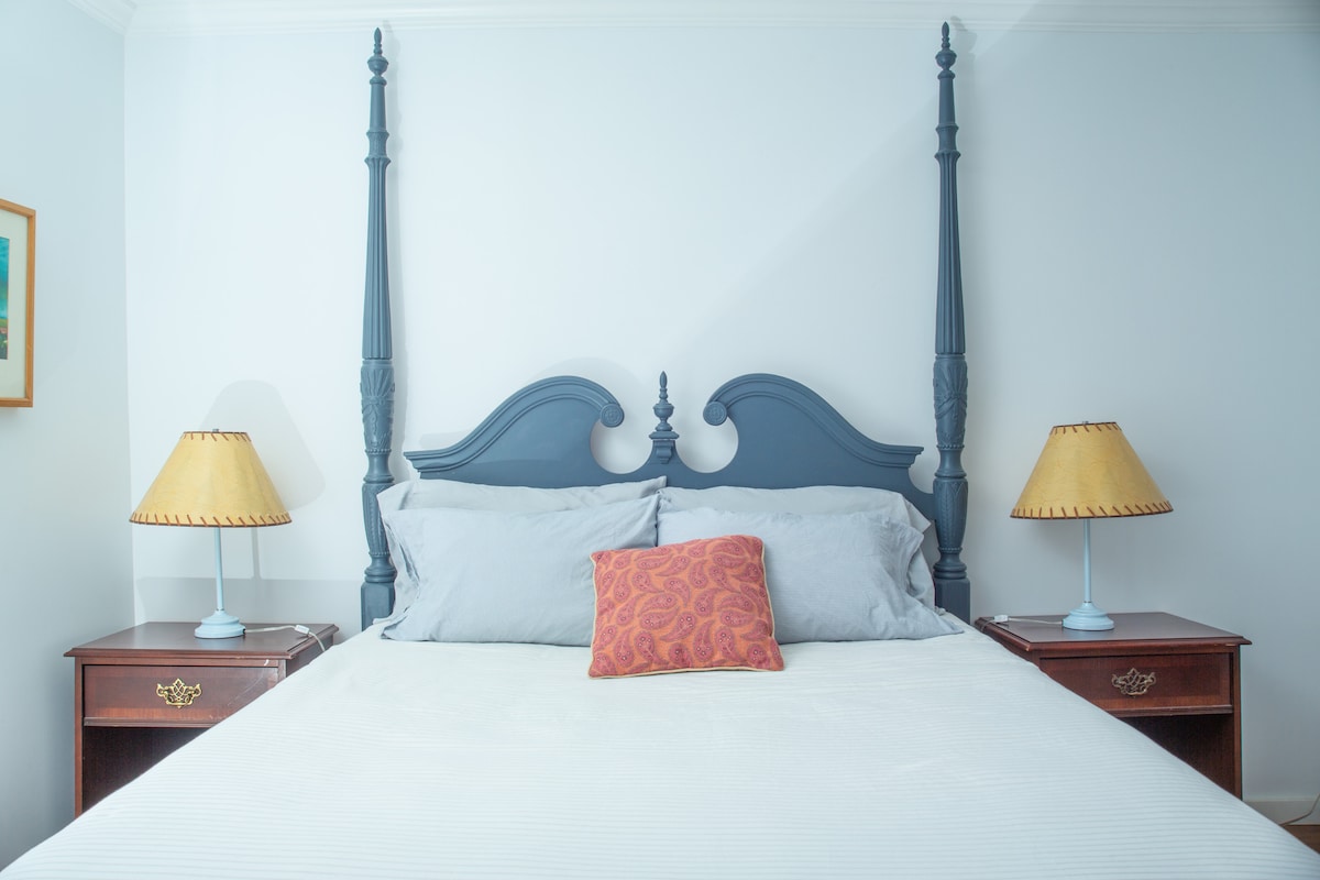 Spálňa na prízemí s manželskou posteľou Queen, šatníkom a policami na uskladnenie.