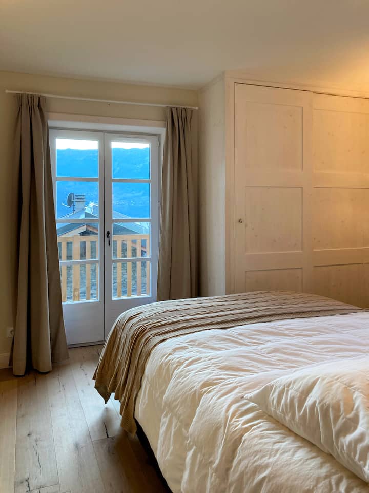 Bedroom 1 - double bed. Two balconies /double bed two balconies