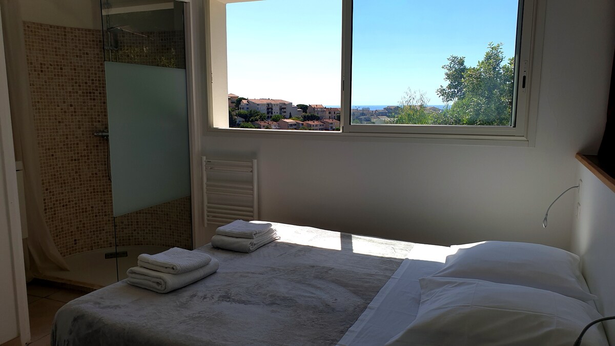 الطابق الأرضي: جناح رئيسي بسرير 160.