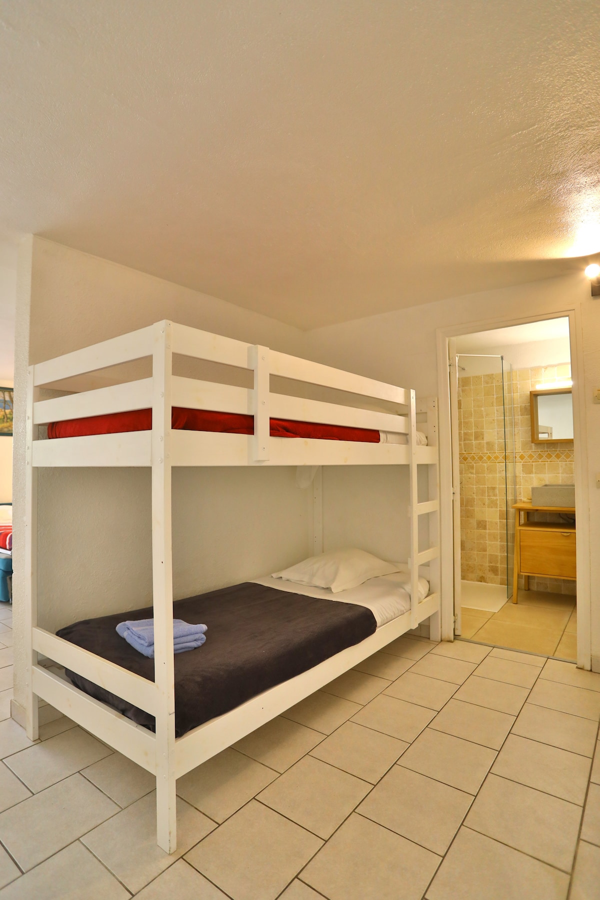 الطابق الأرضي: استوديو بسرير بطابقين.