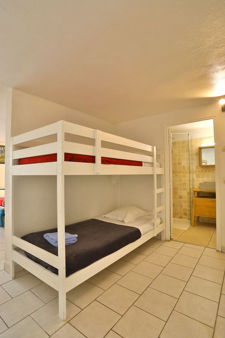 Prizemlje: studio apartman s krevetom na kat.