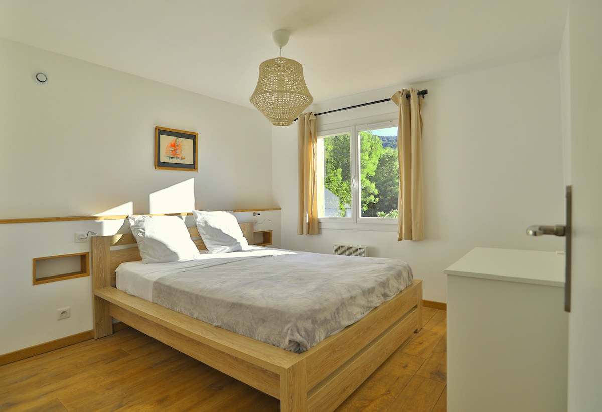 الطابق الأرضي: غرفة النوم 2 بسرير 160.