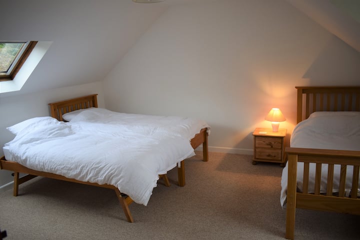 غرفة نوم 2 مع ترتيب سرير مزدوج ومفرد.