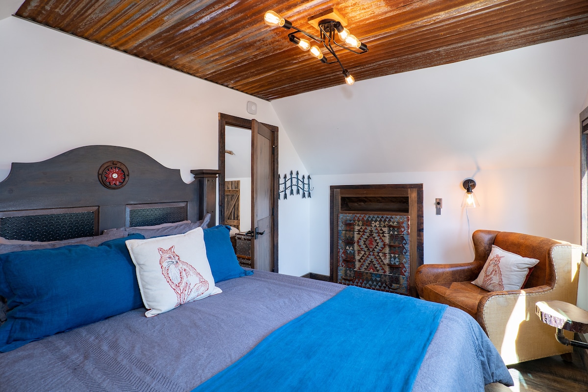 Lakeview Room: Queen Mattress. Linen and leather decor, built in kilim handcrafted dresser, industrial lighting. On top floor