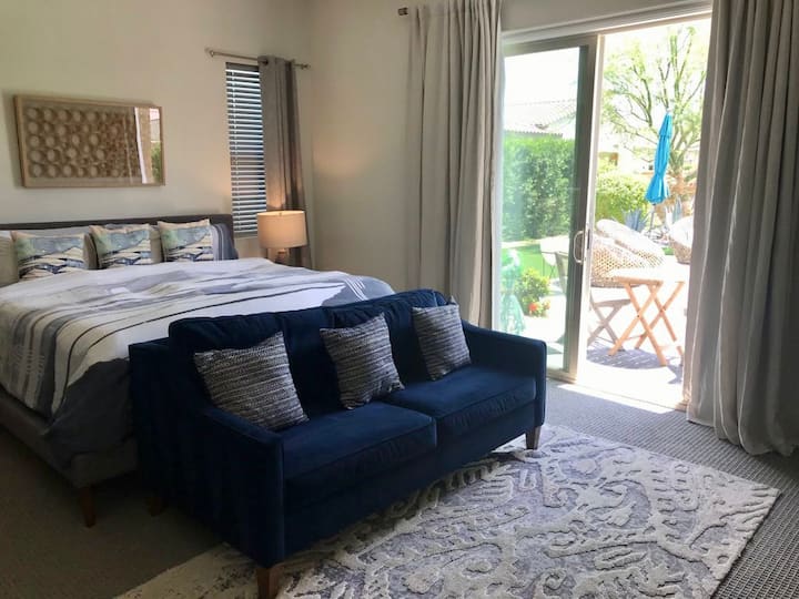 Casita通往露台和泳池。