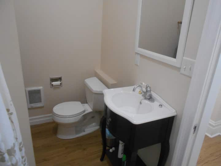 Victorian Studio Downtown. Steeple View & Walkable - The Dalles, OR