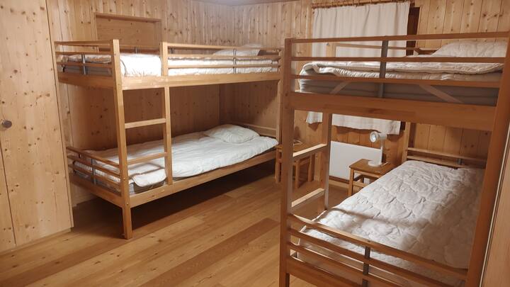 Dhomë gjumi -1 
2 krevate marinari dhe dritare me drejtim nga pjesa e përparme e vilës drejt luginës
me një dhomë dushi + tualet dhe lavaman